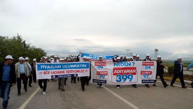 PAHALI UÇAK BİLETİNİ PROTESTO ETTİLER !