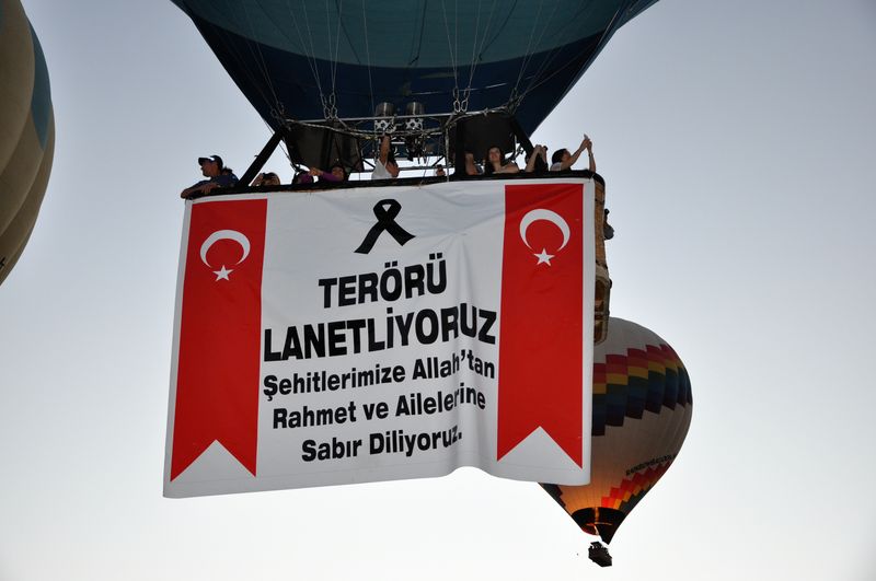 BALONLAR ŞEHİTLERİMİZ İÇİN HAVALANDI !