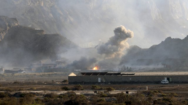 SANA HAVALİMANI BOMBALANDI!