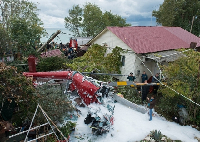 HELİKOPTER EVİN BAHÇESİNE DÜŞTÜ!