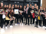 DÜNYA İKİNCİSİ KIZ MİLLİ VOLEYBOLCULARA COŞKULU KARŞILAMA