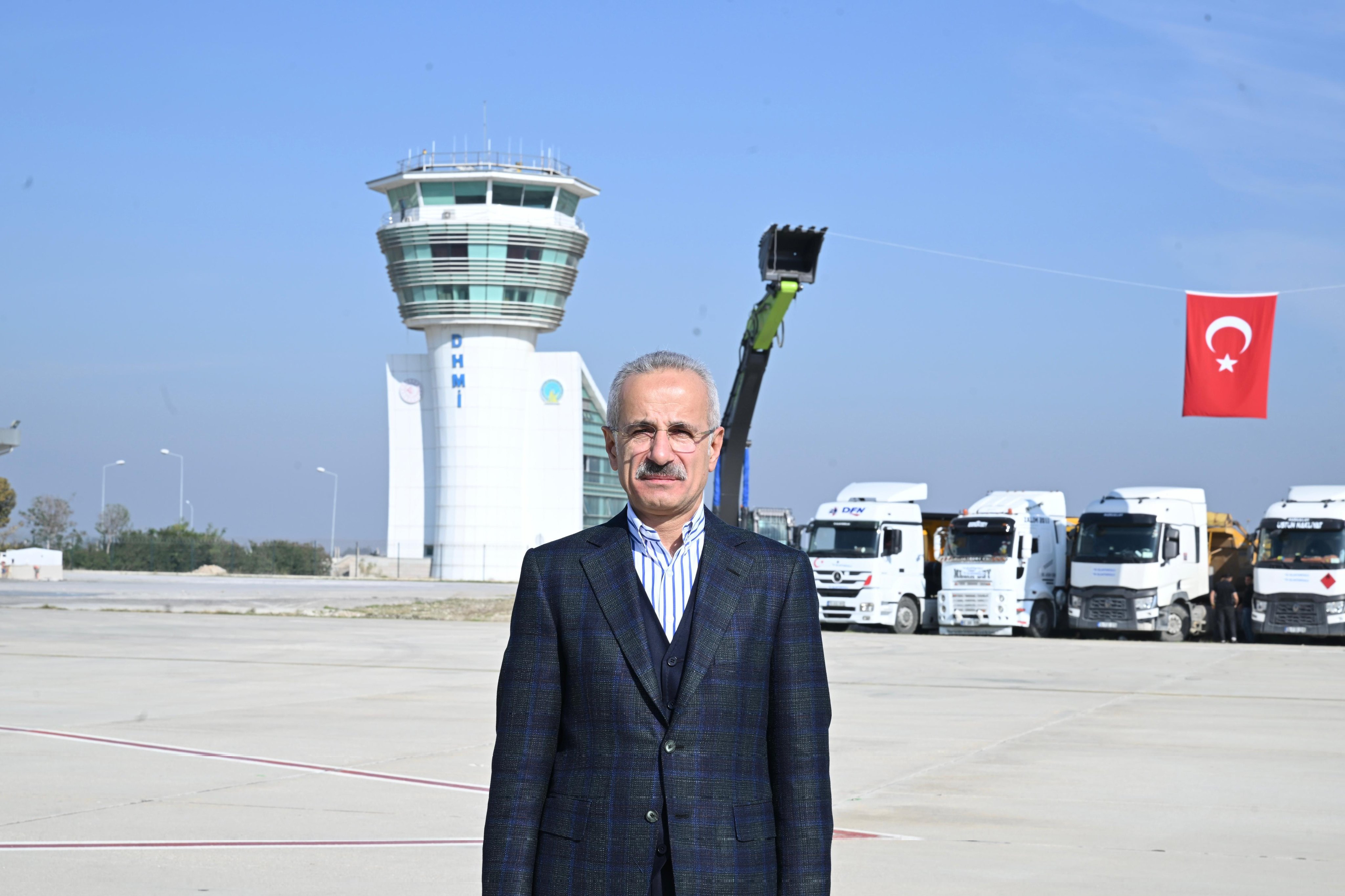 URALOĞLU, HATAY HAVALİMANI’NDAKİ  ÇALIŞMALARI İNCELEDİ