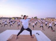 EMIRATES ÇALIŞANLARI ÇÖLDE YOGA YAPTI